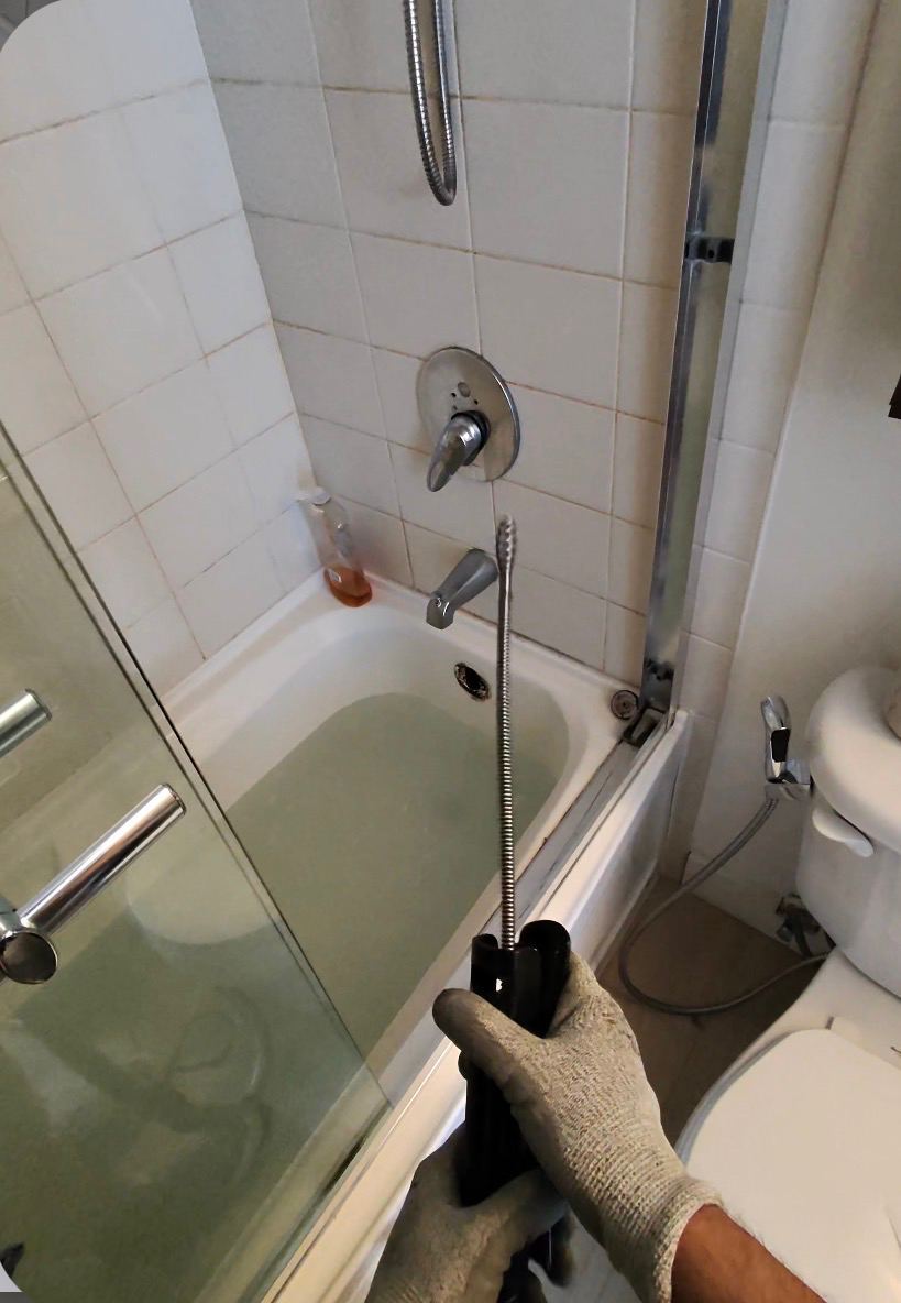 Drain cleaning in a bathtub